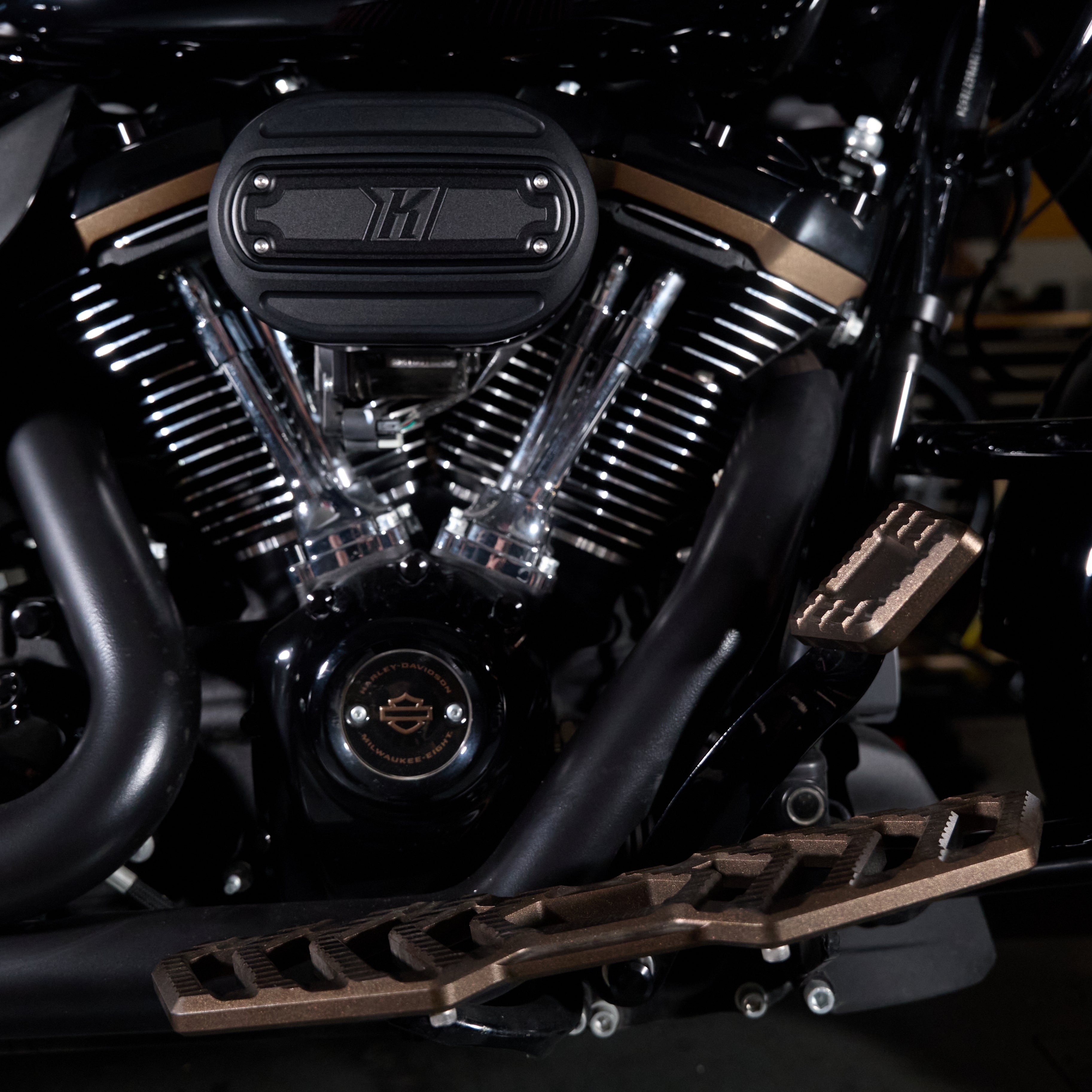 Oval Air Cleaner for M8 Engines, Black. For M8 Softail and Touring with Trackboards